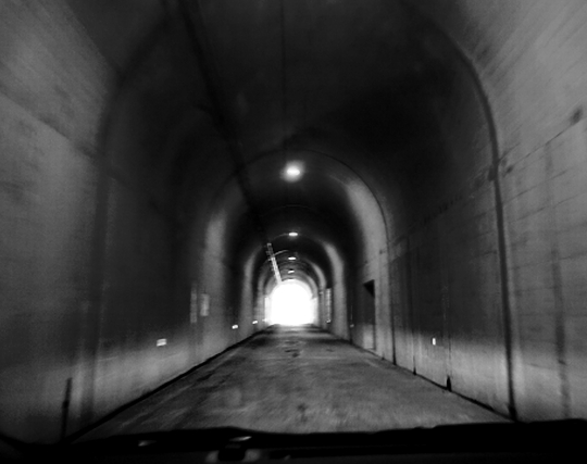 トンネル　暗闇